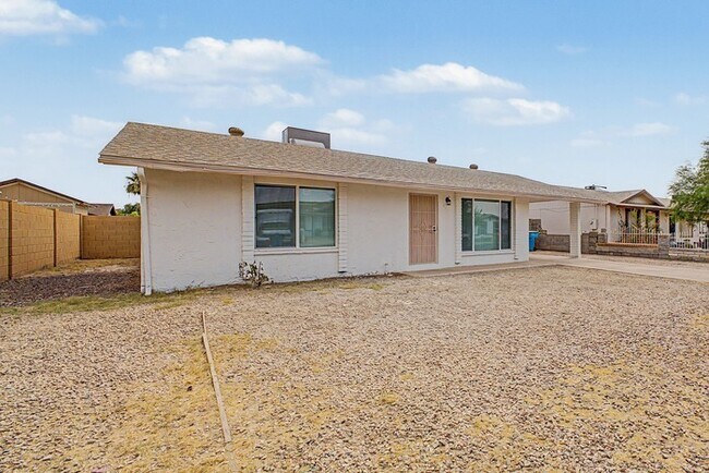 8819 W Avalon Dr photo 5