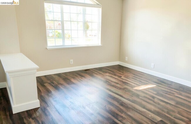 REMARKABLE END OF CUL DE SAC BEAUTY...TOTALLY REHAB'D WITH NEW PAINT, NEW CARPET, NEW COUNTERS. photo 4