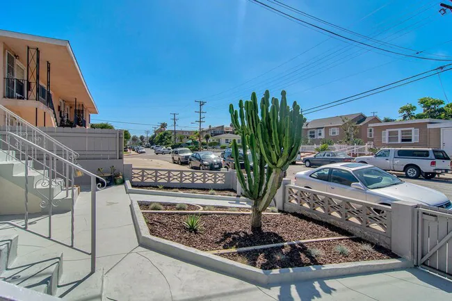 1835 Locust St San Diego, CA 92106 photo 4