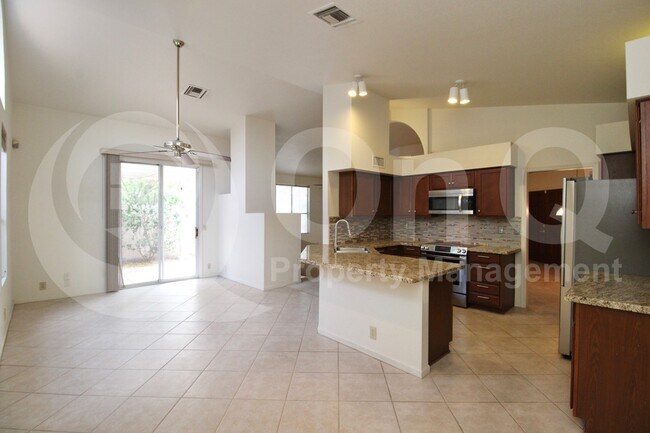 315 W Marconi Ave Phoenix, AZ 85023 photo 4