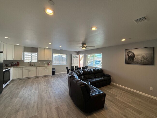 5276 Imperial Ave San Diego, CA 92114 photo 2