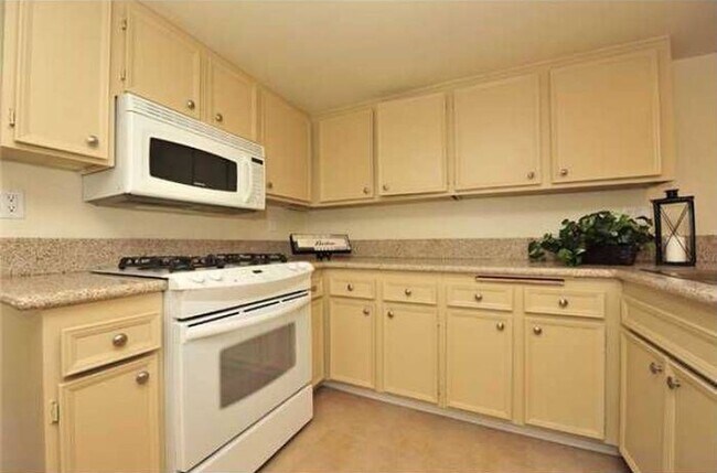 1806 Esquire Glen Escondido, CA 92029 photo 2