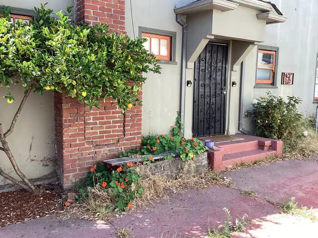 5824 Morse Dr Oakland, CA 94605 photo 2