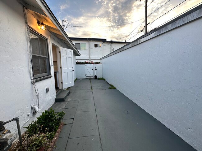 942 - 948 Felspar Street photo 4