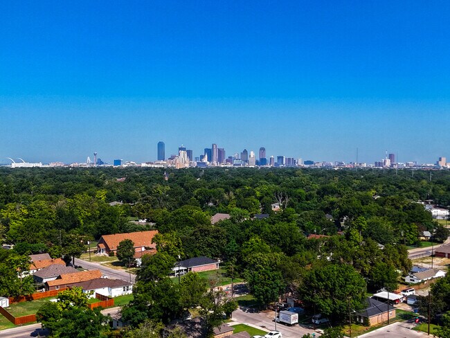 2716 Brigham Lane, Dallas, TX 75215 photo 2