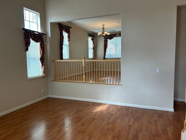 Beautiful Tri-Level Shadow Lakes Home. 5 Bedroom, 4 Full Baths photo 2