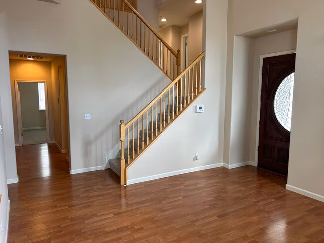 Beautiful Tri-Level Shadow Lakes Home. 5 Bedroom, 4 Full Baths photo 3