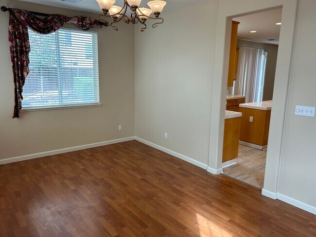 Beautiful Tri-Level Shadow Lakes Home. 5 Bedroom, 4 Full Baths photo 4