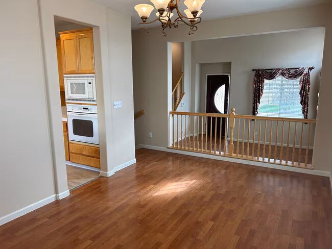 Beautiful Tri-Level Shadow Lakes Home. 5 Bedroom, 4 Full Baths photo 5