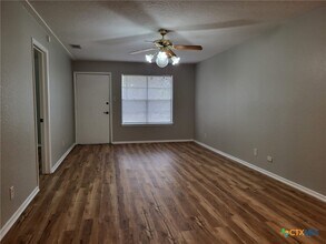 1051 Country Club Dr Seguin, TX 78155 photo 4