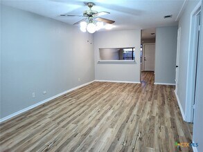 1051 Country Club Dr Seguin, TX 78155 photo 3