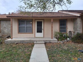 1051 Country Club Dr Seguin, TX 78155 photo 2