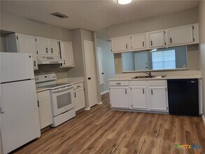1051 Country Club Dr Seguin, TX 78155 photo 5