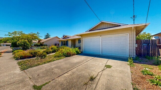 1925 Leafgreen Dr Santa Rosa, CA 95405 photo 2