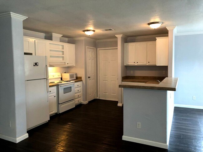 146 Varsity Cir Huntsville, TX 77340 photo 3