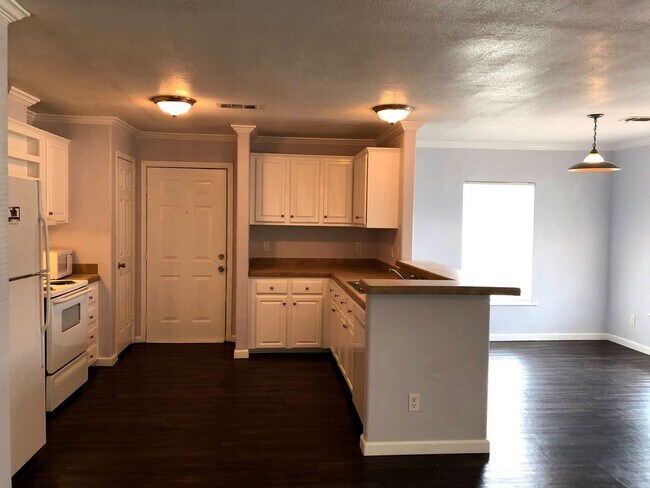 146 Varsity Cir Huntsville, TX 77340 photo 4