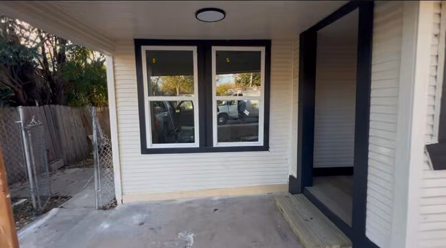 2215 N Elmendorf St San Antonio, TX 78201 photo 2