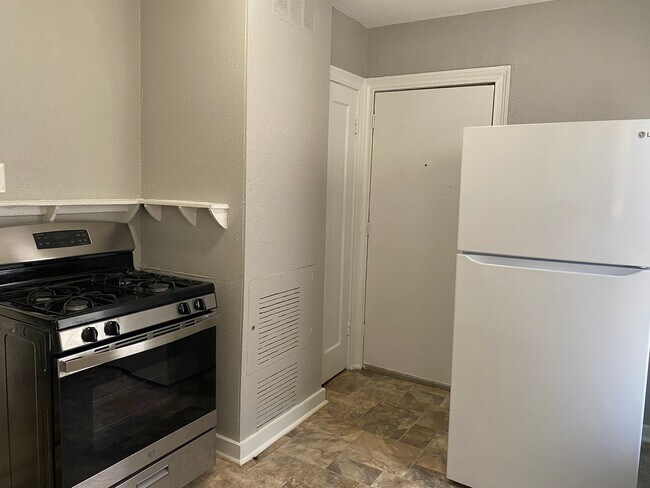 947 Poinsettia St San Antonio, TX 78202 photo 3