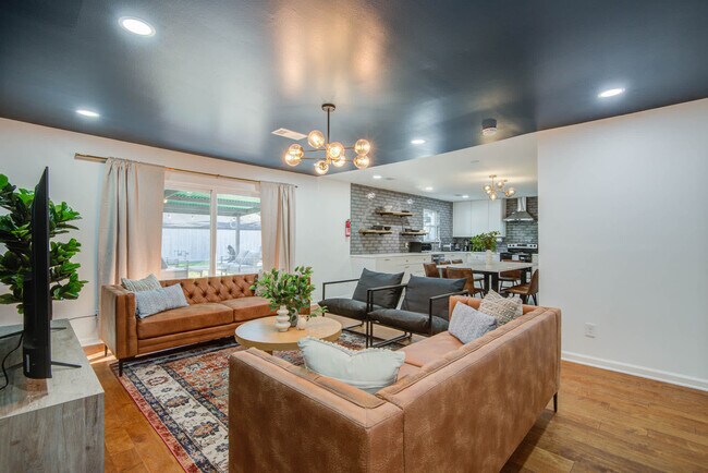 9515 Meadowglen Ln photo 3