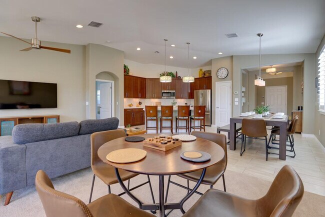 833 Gary Ln Phoenix, AZ 85042 photo 2