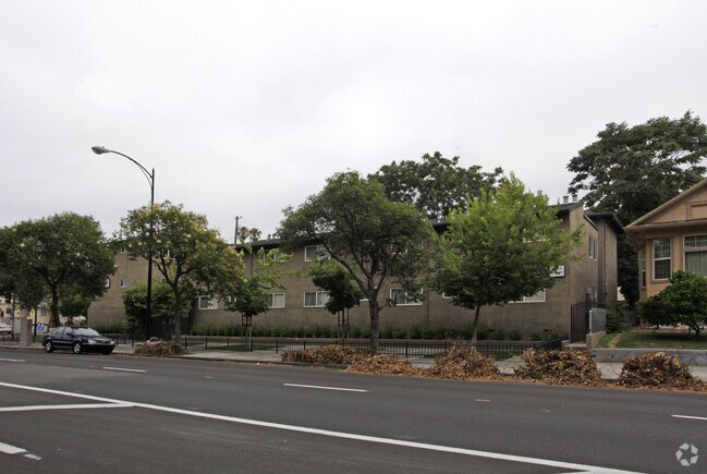 University Apartments - 502 South 4th Street photo 2