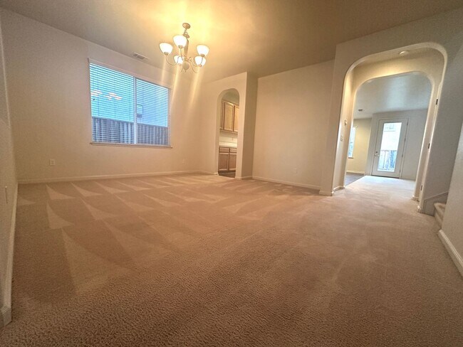 Spacious 5 Bed, 3 Bath home in Gated Community photo 4