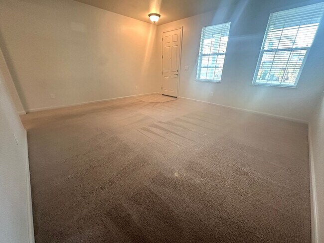 Spacious 5 Bed, 3 Bath home in Gated Community photo 3