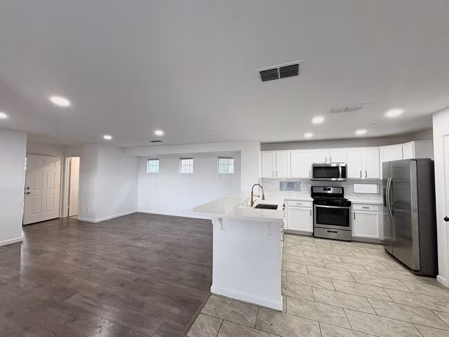 Beautiful 3 Bed 2.5 Bath Home in Brentwood photo 3