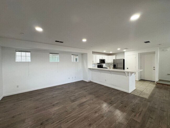 Beautiful 3 Bed 2.5 Bath Home in Brentwood photo 4