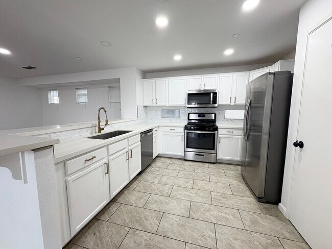 Beautiful 3 Bed 2.5 Bath Home in Brentwood photo 2