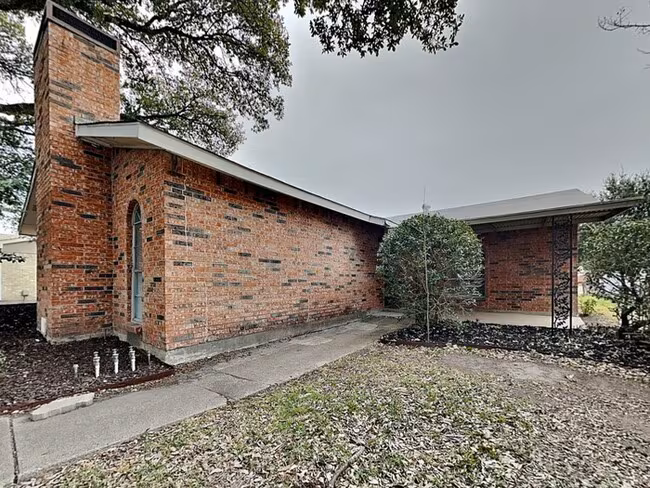 446 Thistle Dr Garland, TX 75043 photo 2