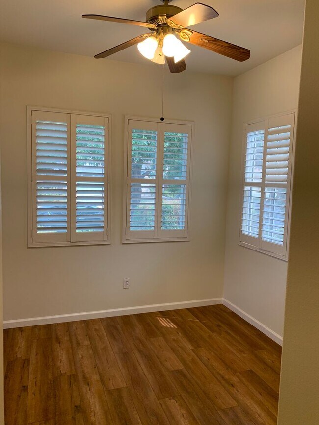 Beautiful 4 Bedroom 3 Bath Brentwood Home photo 5