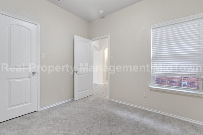 2035 Karsen Ln photo 2