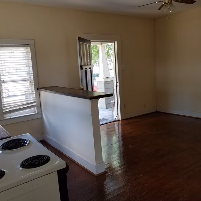 403 W 4th St Taylor, TX 76574 photo 5