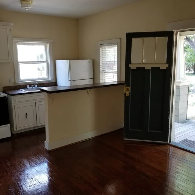 403 W 4th St Taylor, TX 76574 photo 4
