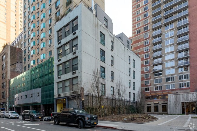552 W 43rd St New York, NY 10036 photo 4