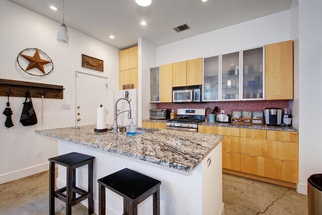 616 W 35th St Austin, TX 78705 photo 5