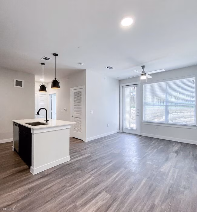 2400 N Austin Ave Georgetown, TX 78626 photo 5