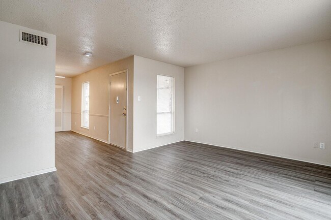 1635 Westridge St Cleburne, TX 76033 photo 2