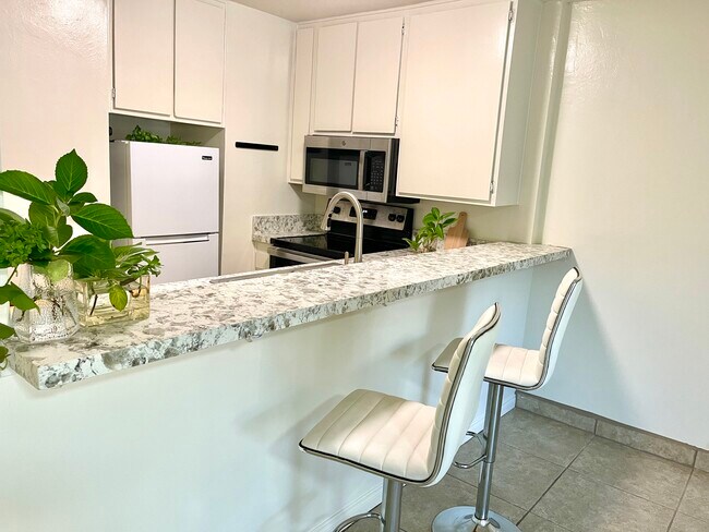 1855 Diamond St San Diego, CA 92109 photo 3