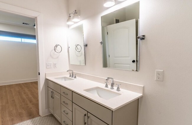 4704 Sunset Trail Austin, TX 78745 photo 2