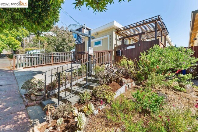 5510 Plumas Ave photo 2