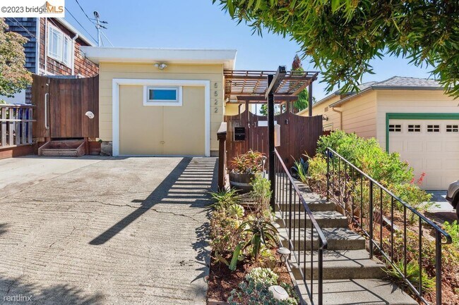 5510 Plumas Ave photo 4