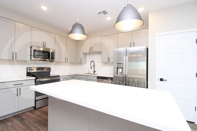 2770 E Fossil Rdg Rd Phoenix, AZ 85050 photo 3