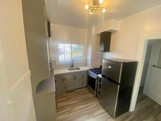 323 E 15th St Oakland, CA 94606 photo 5