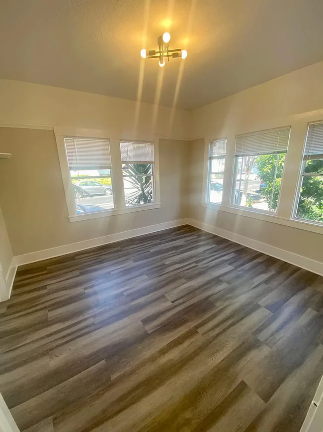 323 E 15th St Oakland, CA 94606 photo 4