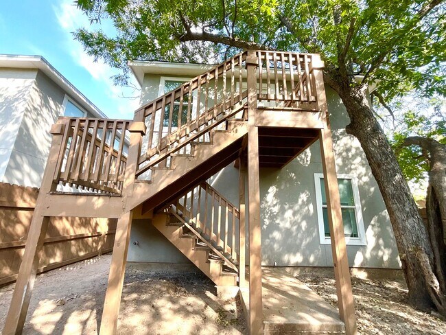 1611 N Navidad St San Antonio, TX 78201 photo 5