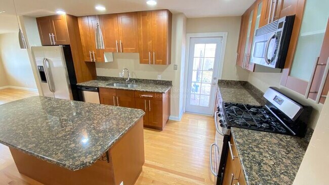 1114 E Oregon Ave photo 3
