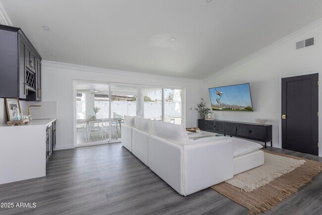 8702 E Clarendon Ave Scottsdale, AZ 85251 photo 2