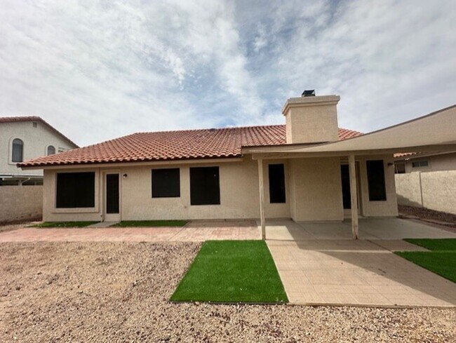 AHWATUKEE SINGLE LEVEL 3 BEDROOM HOME photo 2